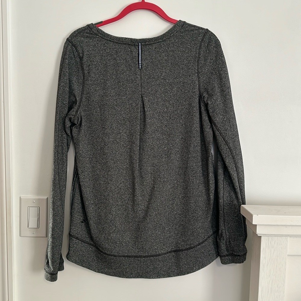 Lululemon Women’s Size 8 Long Sleeve Lightweight Crew Neck w/ Middle Pocket